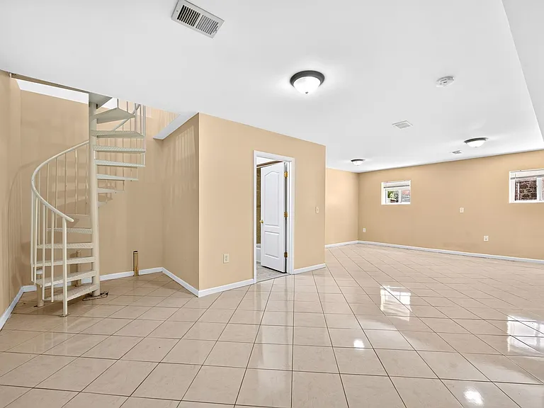 43 Manhattan Ave #1 — Photo 21