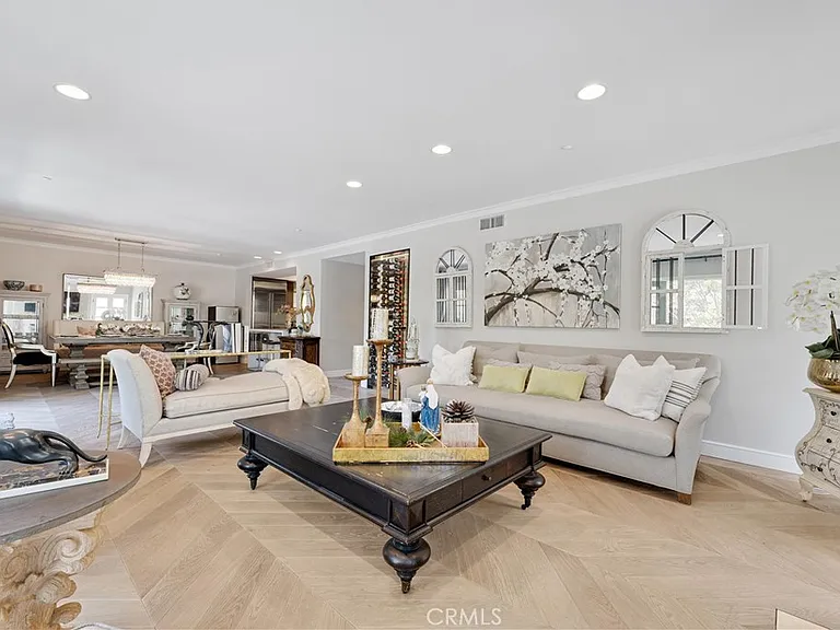 277 S Spalding Dr #201 — Photo 7
