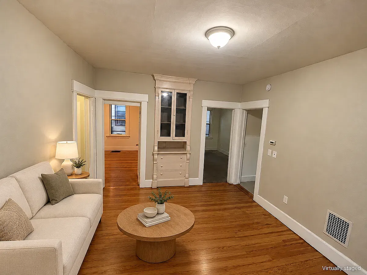 3 bed, 900 sqft, $2,195 — Photo 1