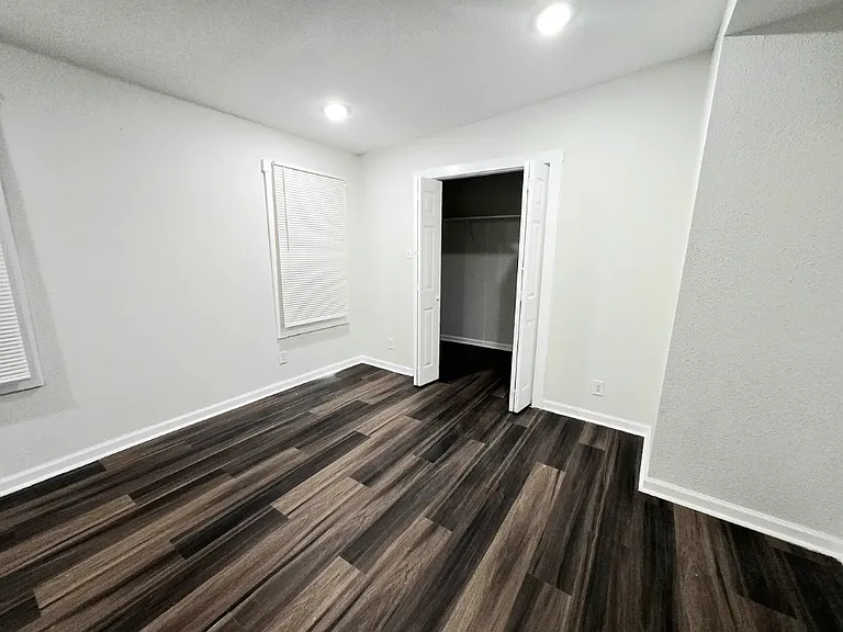2623 W Houston St — Photo 20