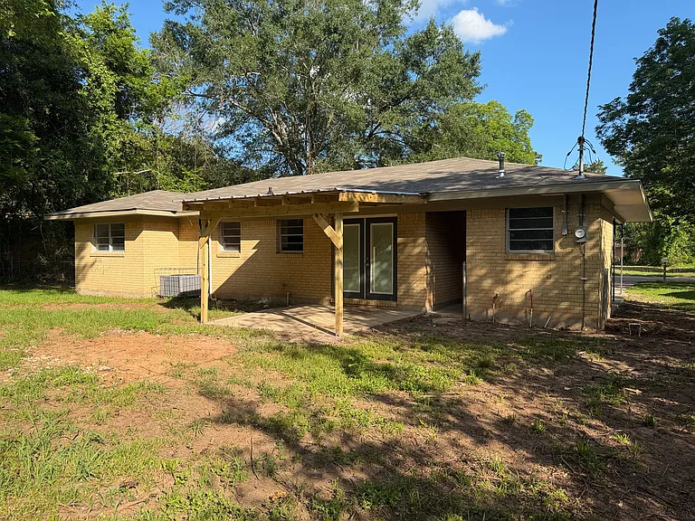 1802 Kerry Dr — Photo 2