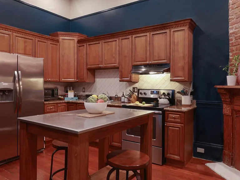 Fully-equipped kitchen and eat-in island