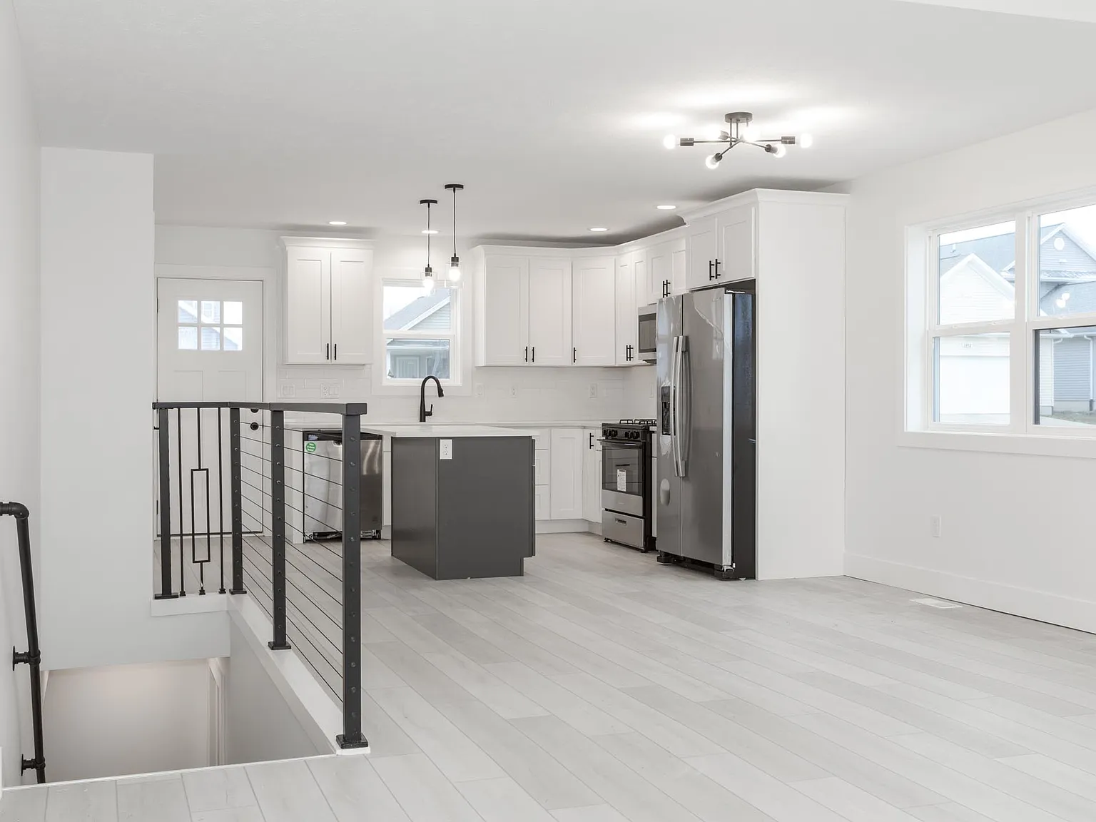 1527 Duncannon Dr — Photo 2