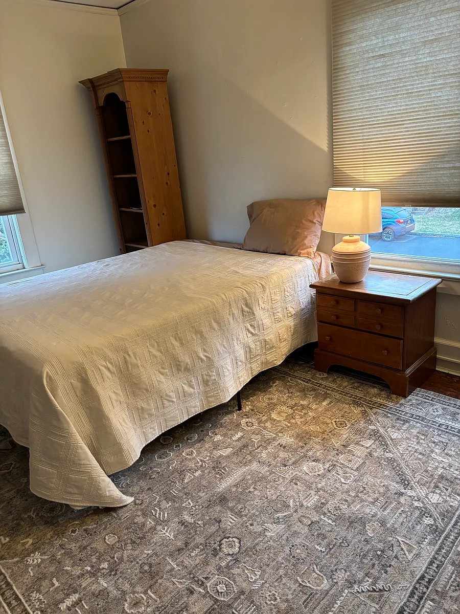 Main room with queen sized bed - 73 Oneco Ave #22