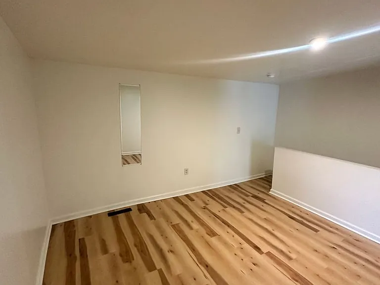 1211 W Poplar St — Photo 14