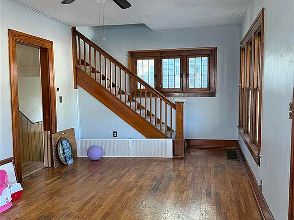 4th image of 404 N Main St