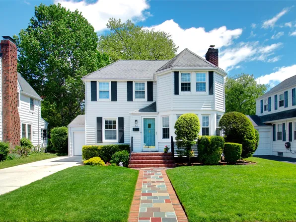 61 Roosevelt Street, Garden City, NY 11530