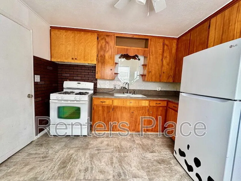 3 bed, 1.0 bath, 996 sqft, $1,250 — Photo 4