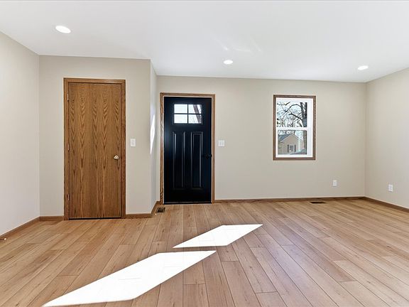 4th image of 313 E Martin St