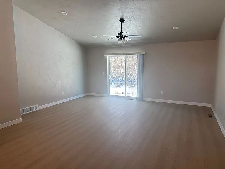 2625 Lawrence Ln — Photo 5