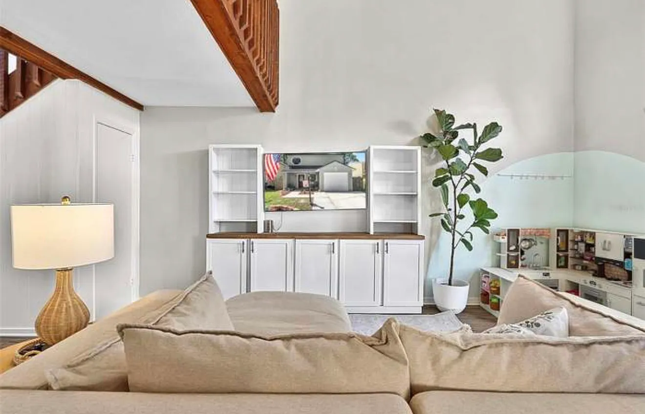 2 bed, 1039 sqft, $2,300 — Photo 1