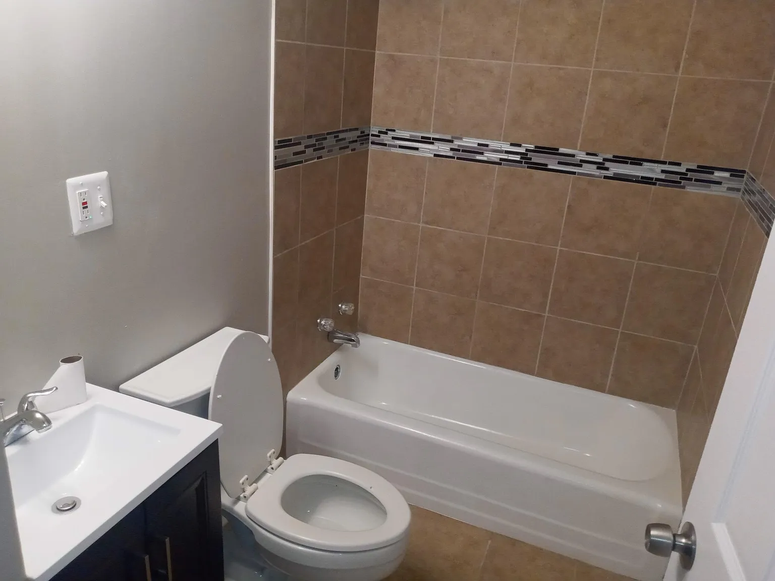 429 Caledonia Ave — Photo 3