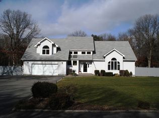 57 40th St, Islip, NY 11751