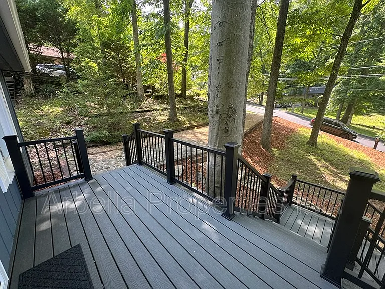 1029 Surmont Ct — Photo 2