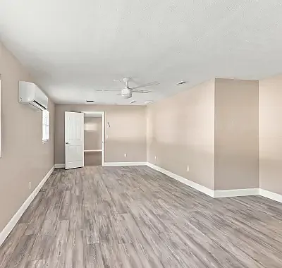 1201 E Chelsea St — Photo 11