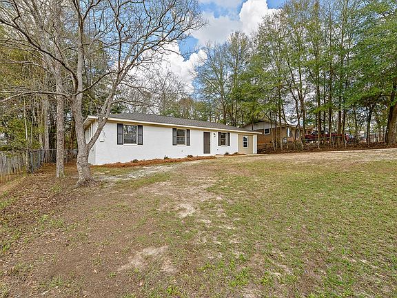 2nd image of 106 Oakridge Cir