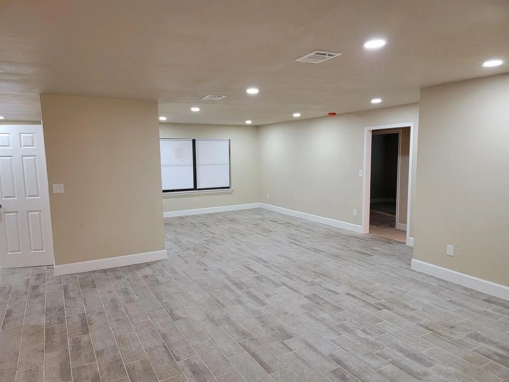4 bed, 2.5 bath, 2099 sqft, $2,350 — Photo 3