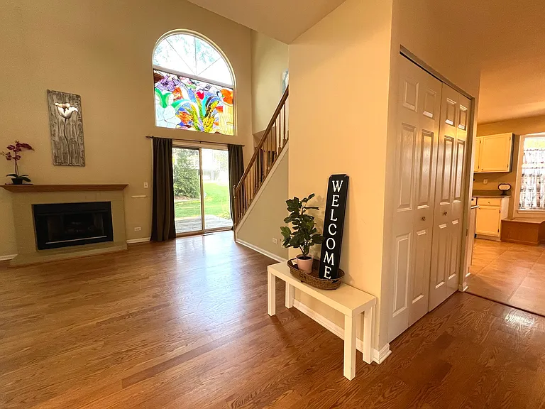 812 Canterbury Ln — Photo 2