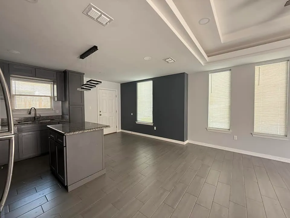 Building Photo - Las Vistas Ln