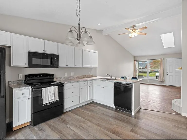 1019 Colonial Dr — Photo 4