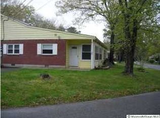 8 Magnolia Dr, Blackwood, NJ 08012