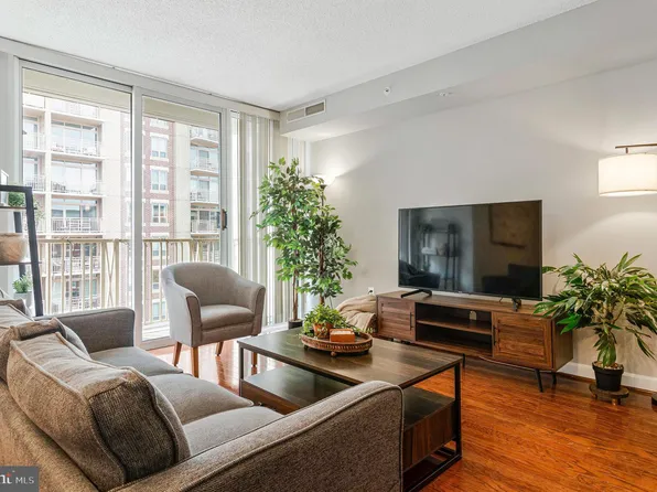 880 N Pollard St APT 925, Arlington, VA 22203