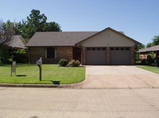 1032 NW 8th St, Moore, OK 73160
