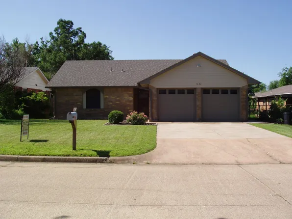 1032 NW 8th St, Moore, OK 73160
