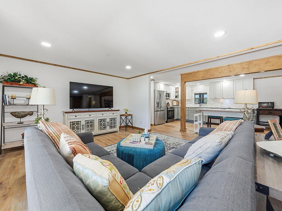 10th image of 115 Willow Way