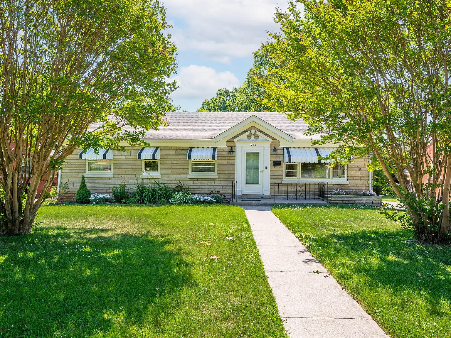 3 bed, 1.5 bath, 1335 sqft, $2,200 — Photo 1