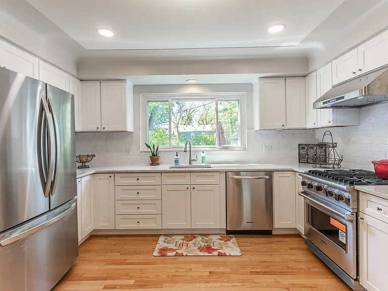 906 Putney St — Photo 17