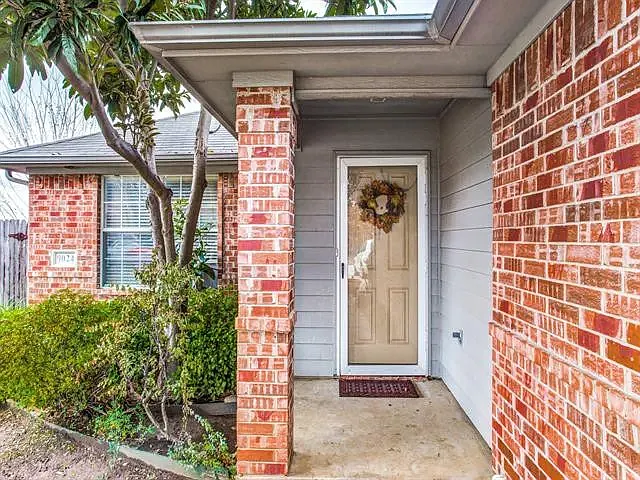 3 bed, 1320 sqft, $2,100 — Photo 2