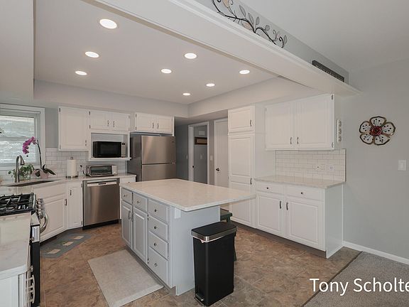 4th image of 7537 Woodside Dr