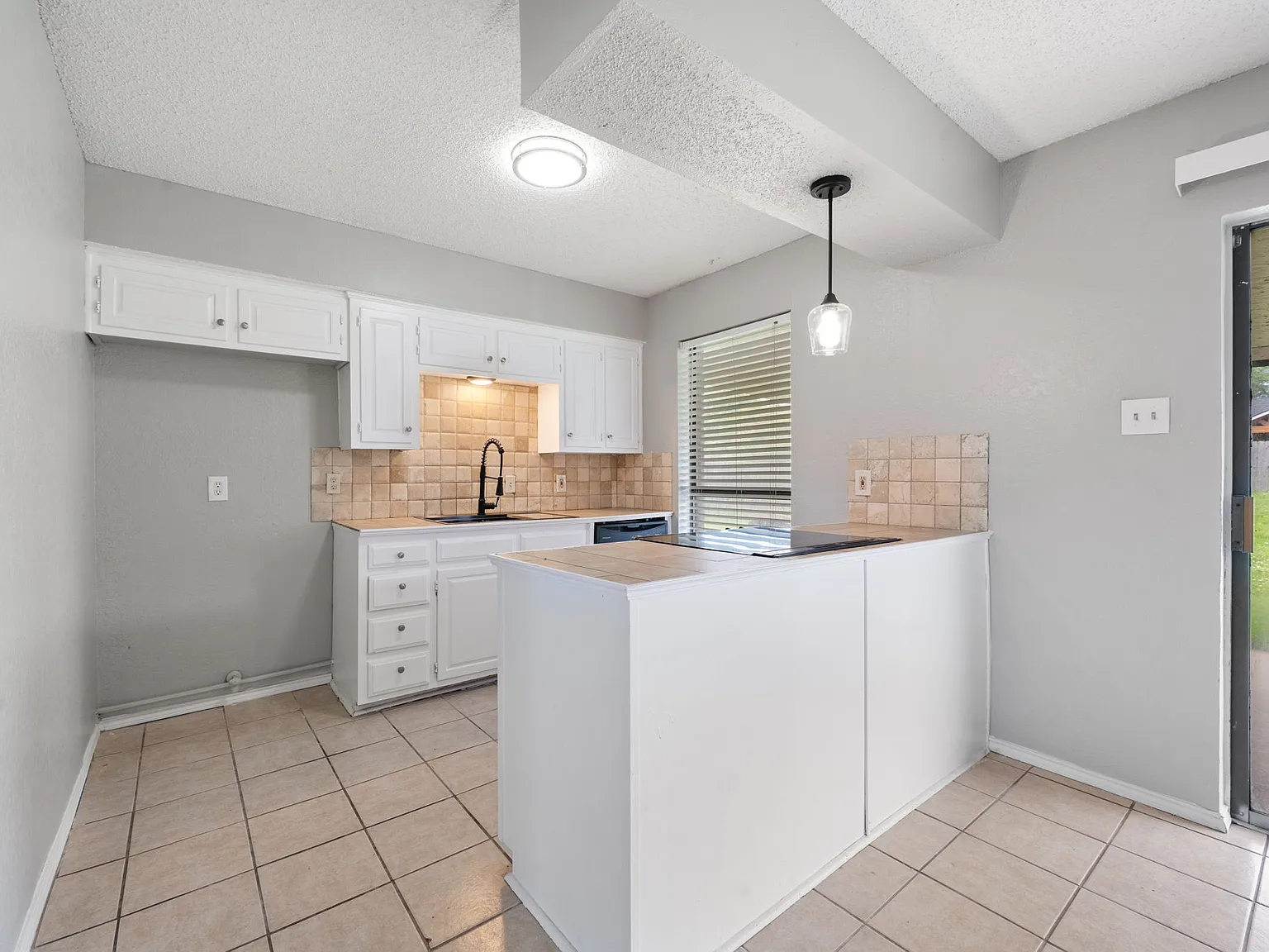 3 bed, 1.5 bath, 1089 sqft, $1,895 — Photo 2