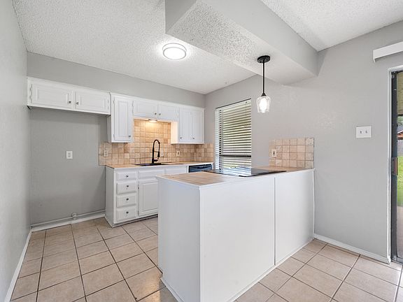 2nd image of 3826 Jewel St