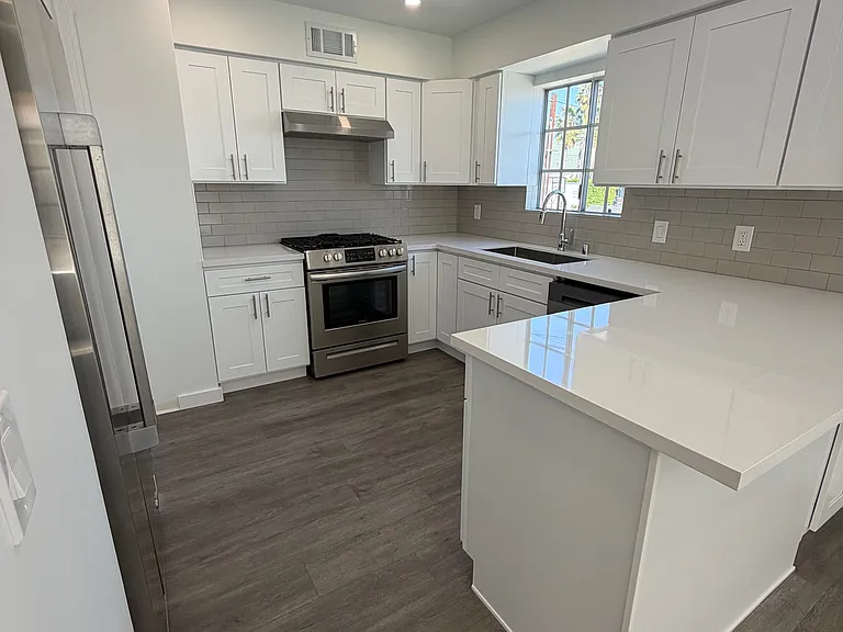 800 N June St — Photo 5