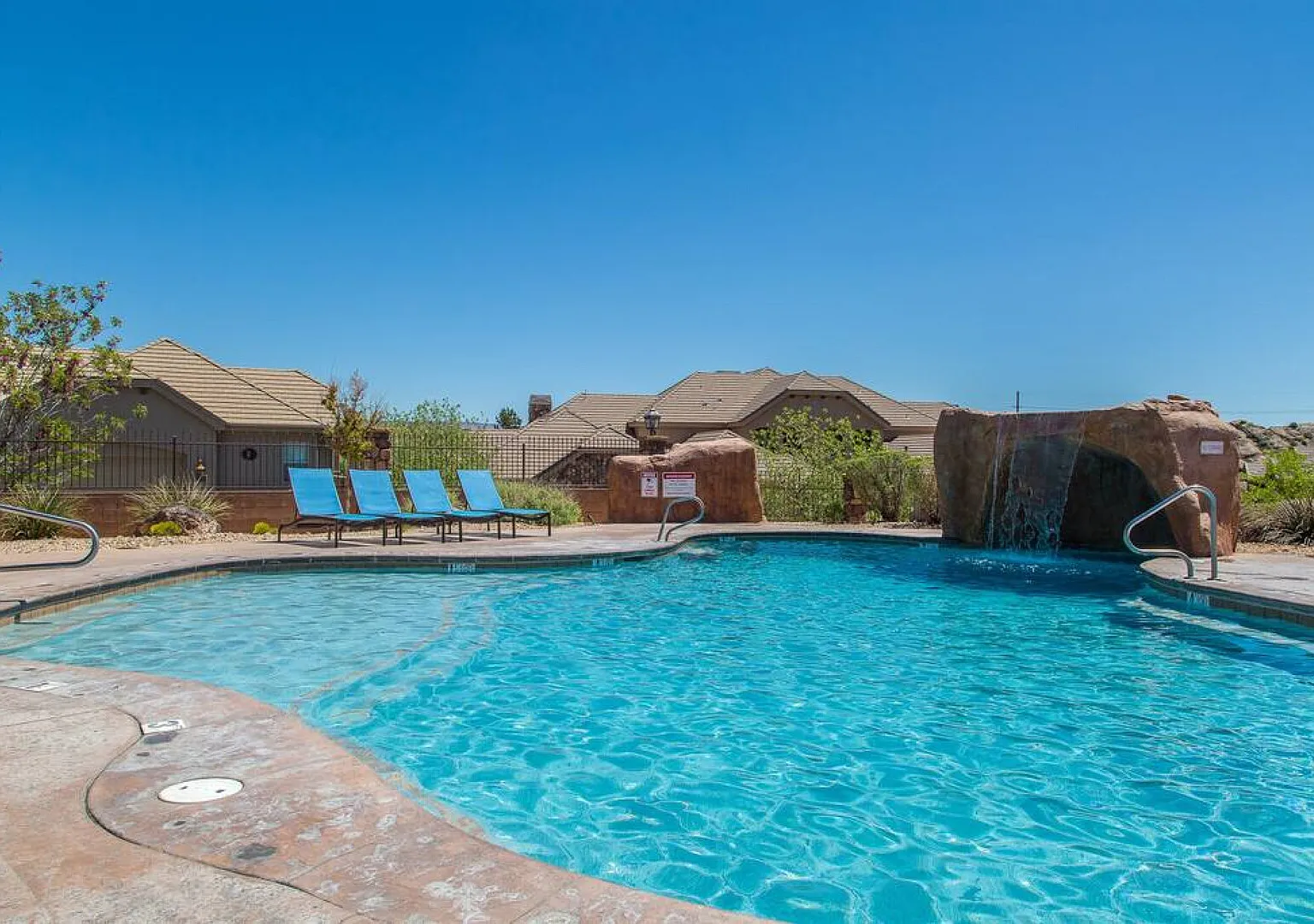 Spacious backyard & 2 pools/spas, fishing pond — Photo 3
