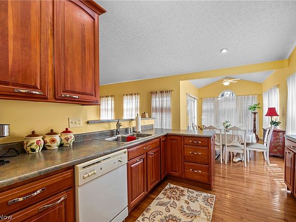 3rd image of 884 Lakeview Ct