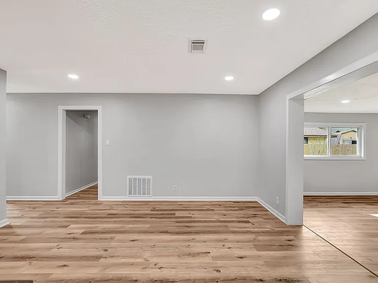 704 Teabury St — Photo 4