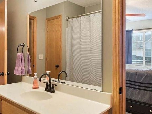 Walk-thru bath from hall to master