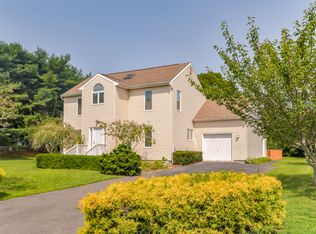 8 Joysan Ct, Hampton Bays, NY 11946