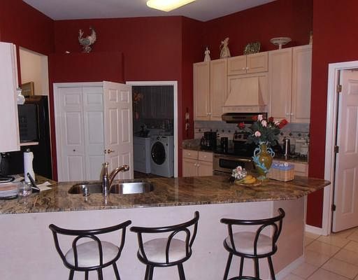 4th image of 300 Lakeview Dr