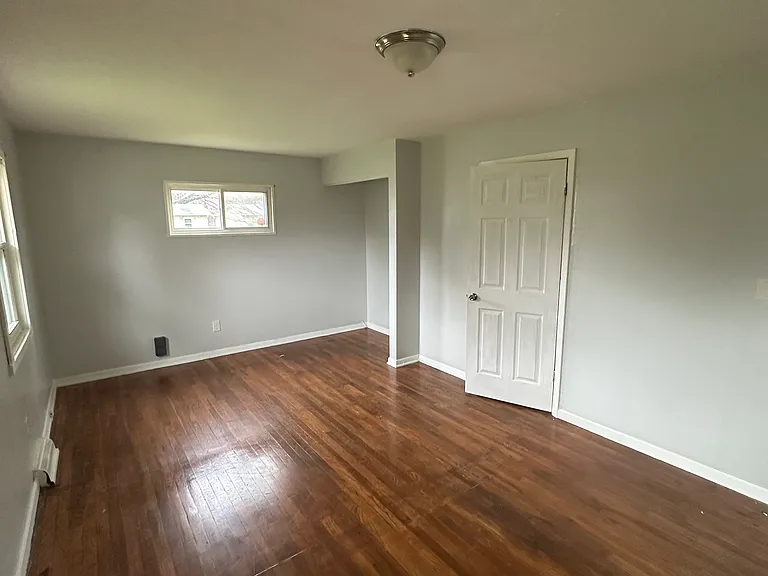 2615 Randall St — Photo 2