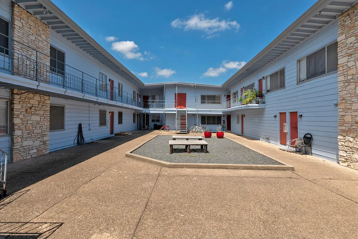 Unit Photo - 2408 Longview St #113