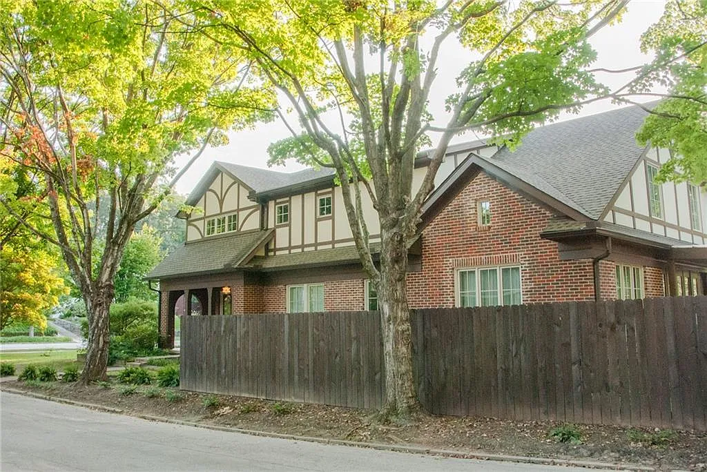 4 bed, 4.0 bath, 4200 sqft, $8,200 — Photo 3