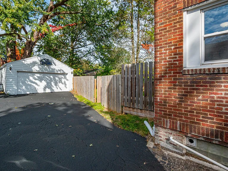 486 Sumatra Ave — Photo 3