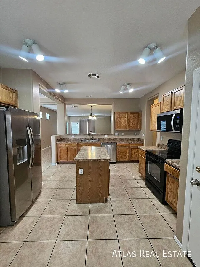 Welcome Home to Comfort, Space & Easy Arizona Living! | Vaulted Ceilings | 2-Car Garage — Photo 4
