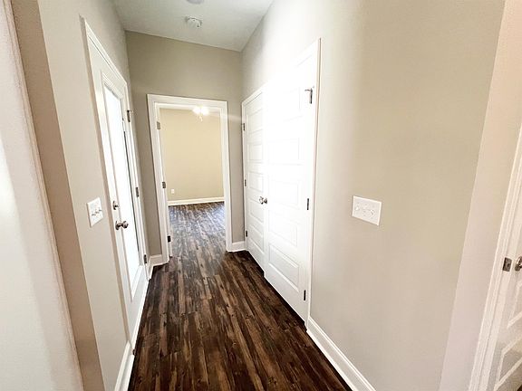 5th image of 203 Silverthorn Dr