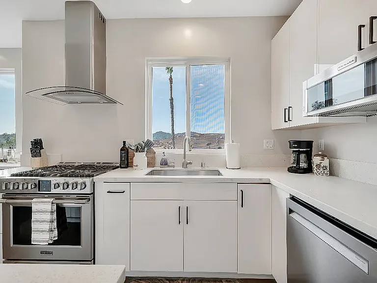940 Warwick Ave — Photo 5