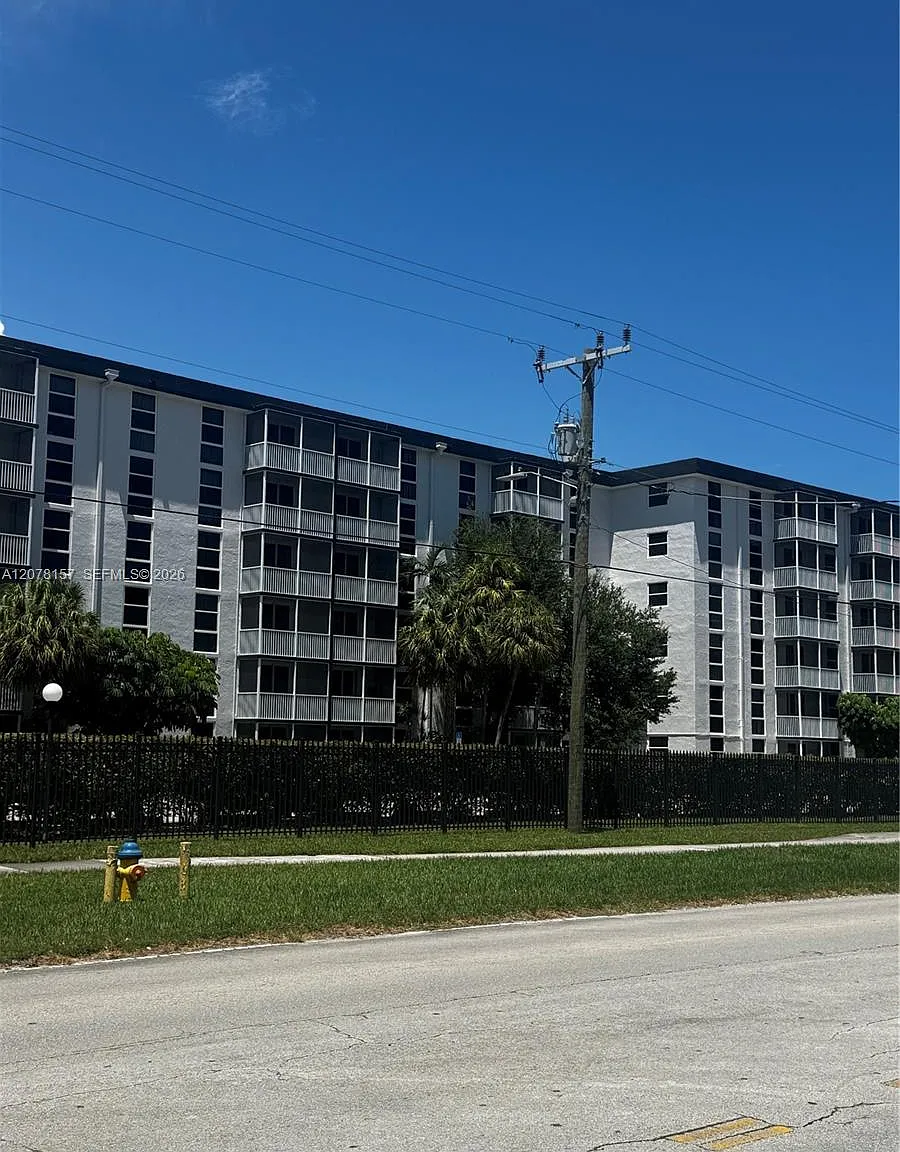 Woodside Apts Condo — Photo 3